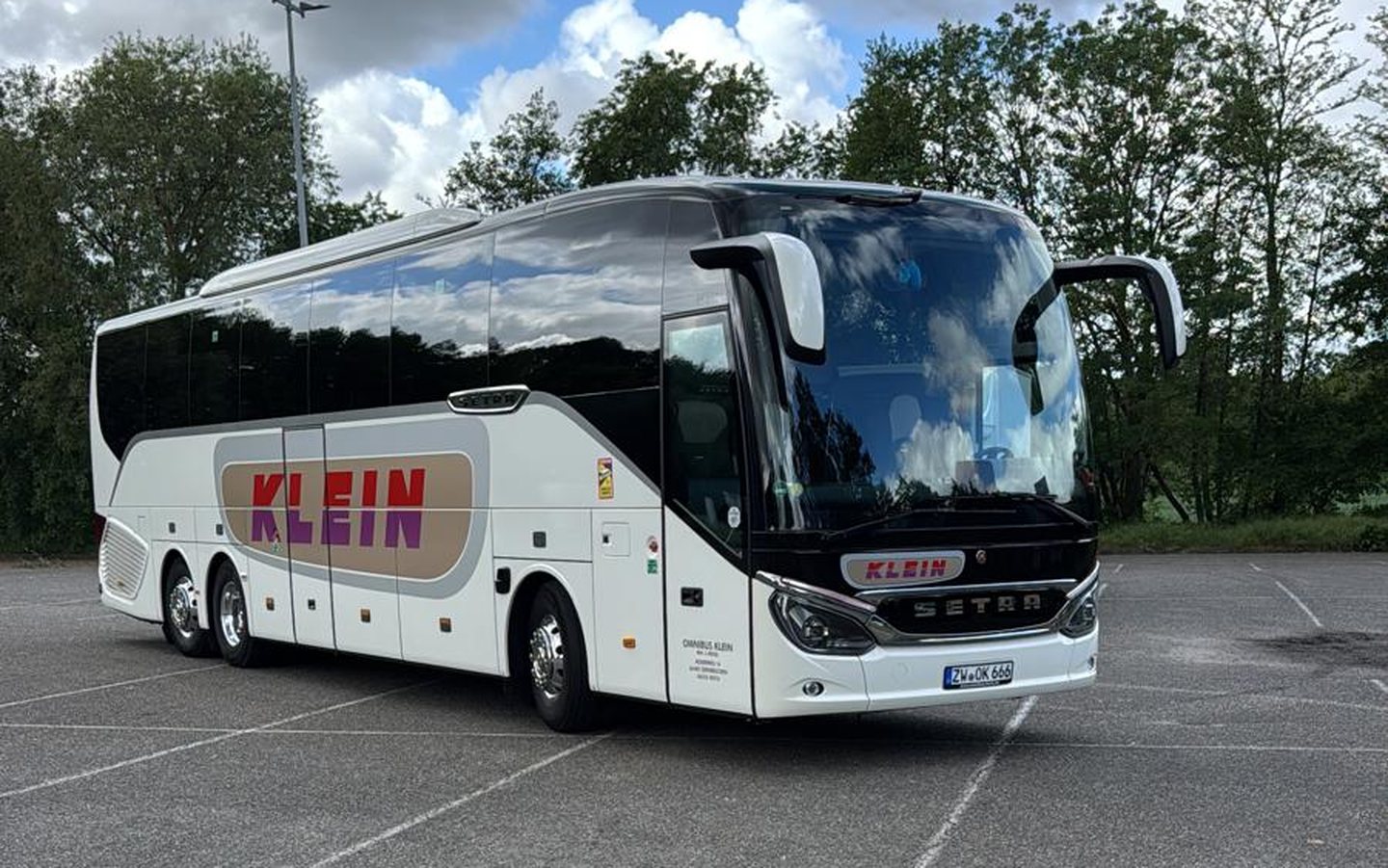 Reisebus von Omnibus Klein auf dem Betriebshof