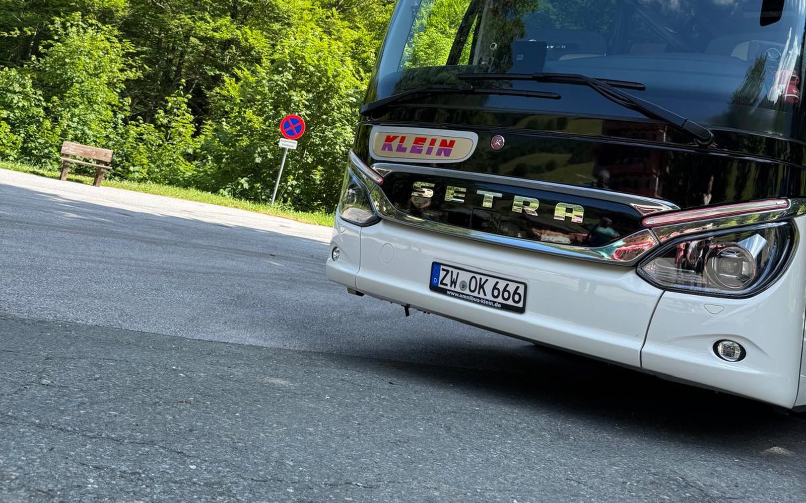 Setra-Reisebus von Omnibus Klein vor einer Bergkulisse