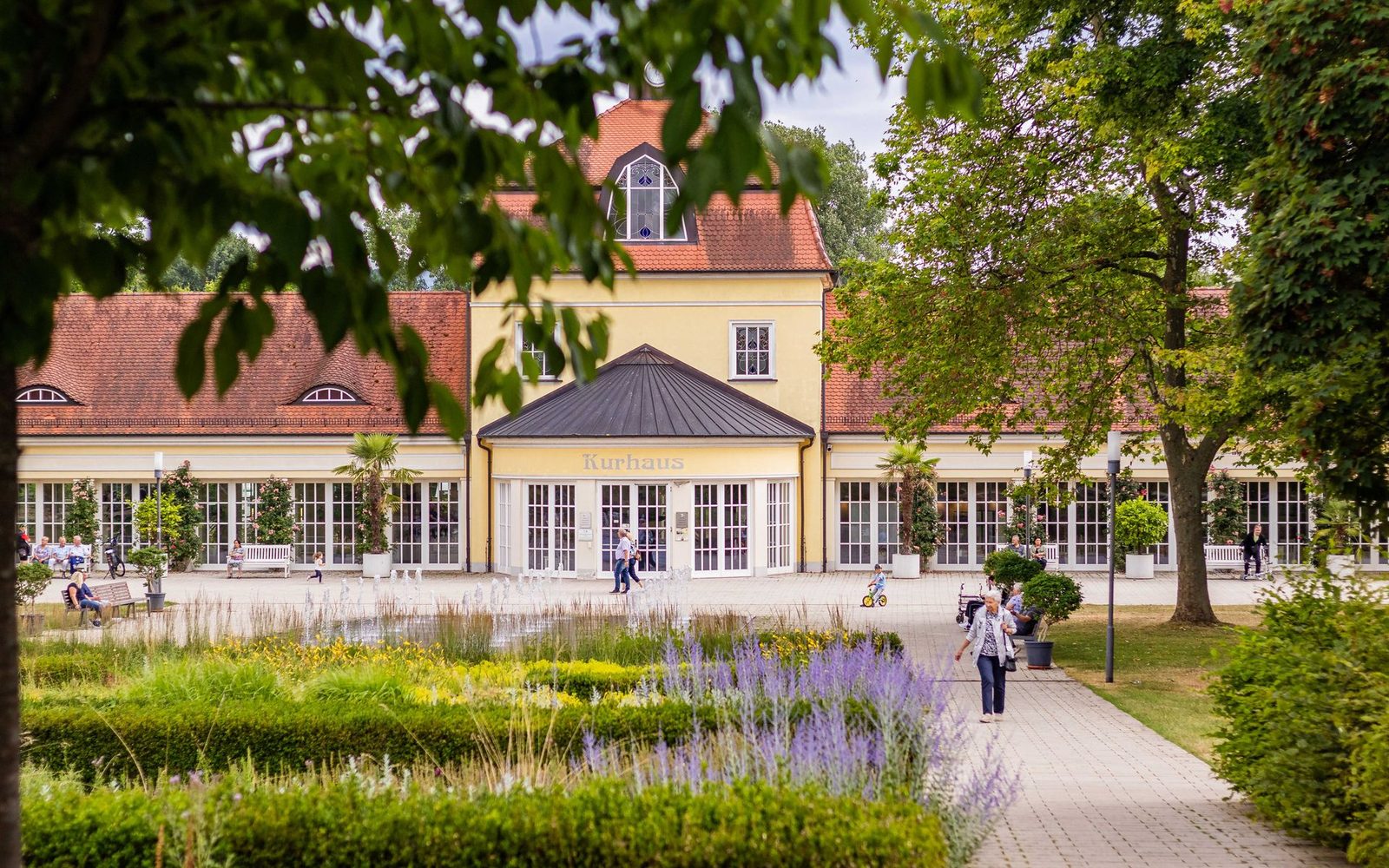 Kurhaus mit blühendem Kurgarten