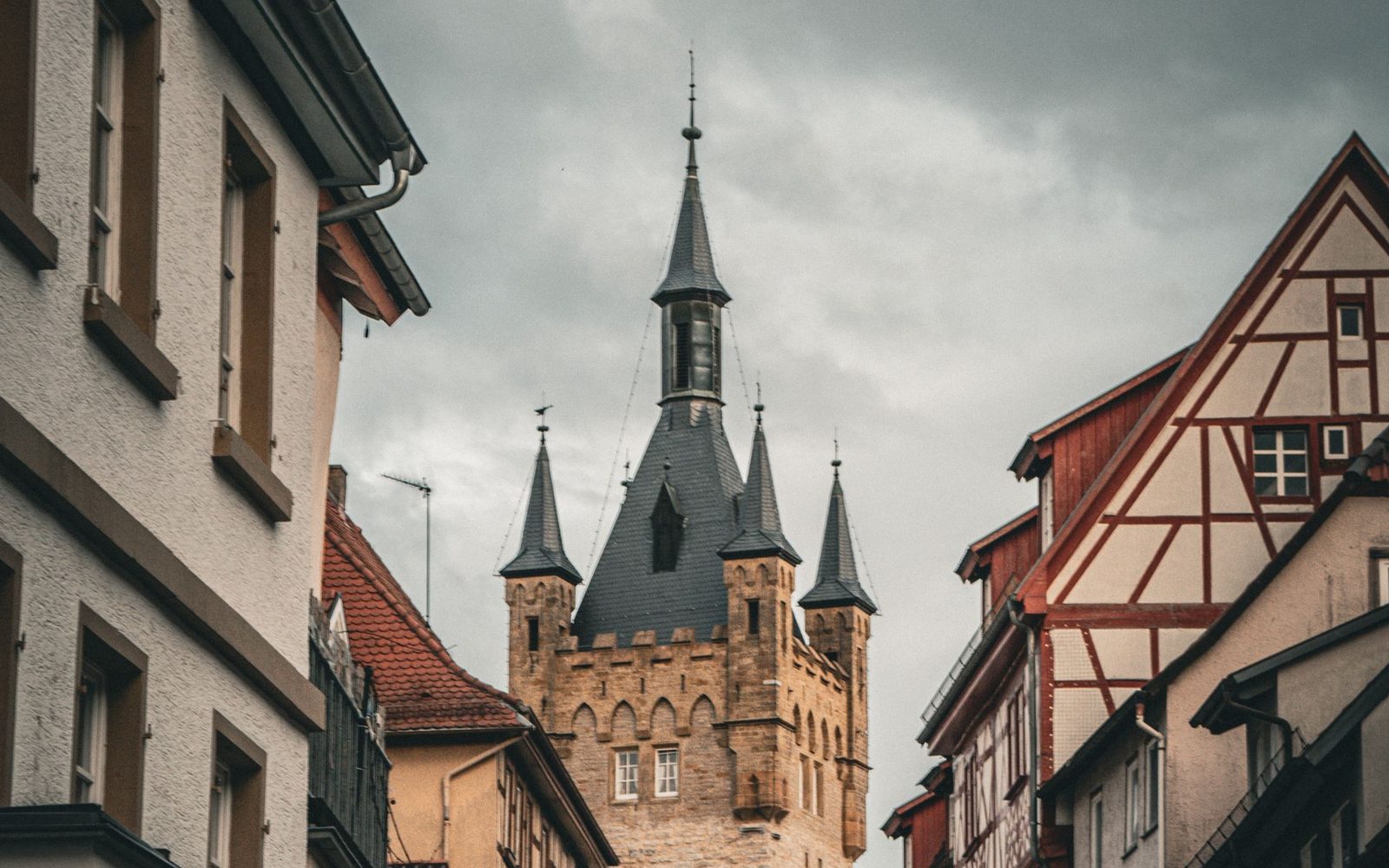Der Blaue Turm und Fachwerkhäuser in der Altstadt von Bad Wimpfen