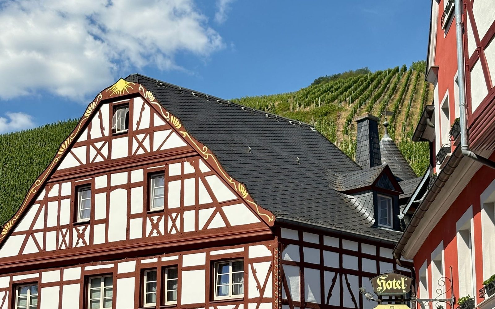 Fachwerkhaus vor den Weinbergen in Bernkastel-Kues an der Mosel
