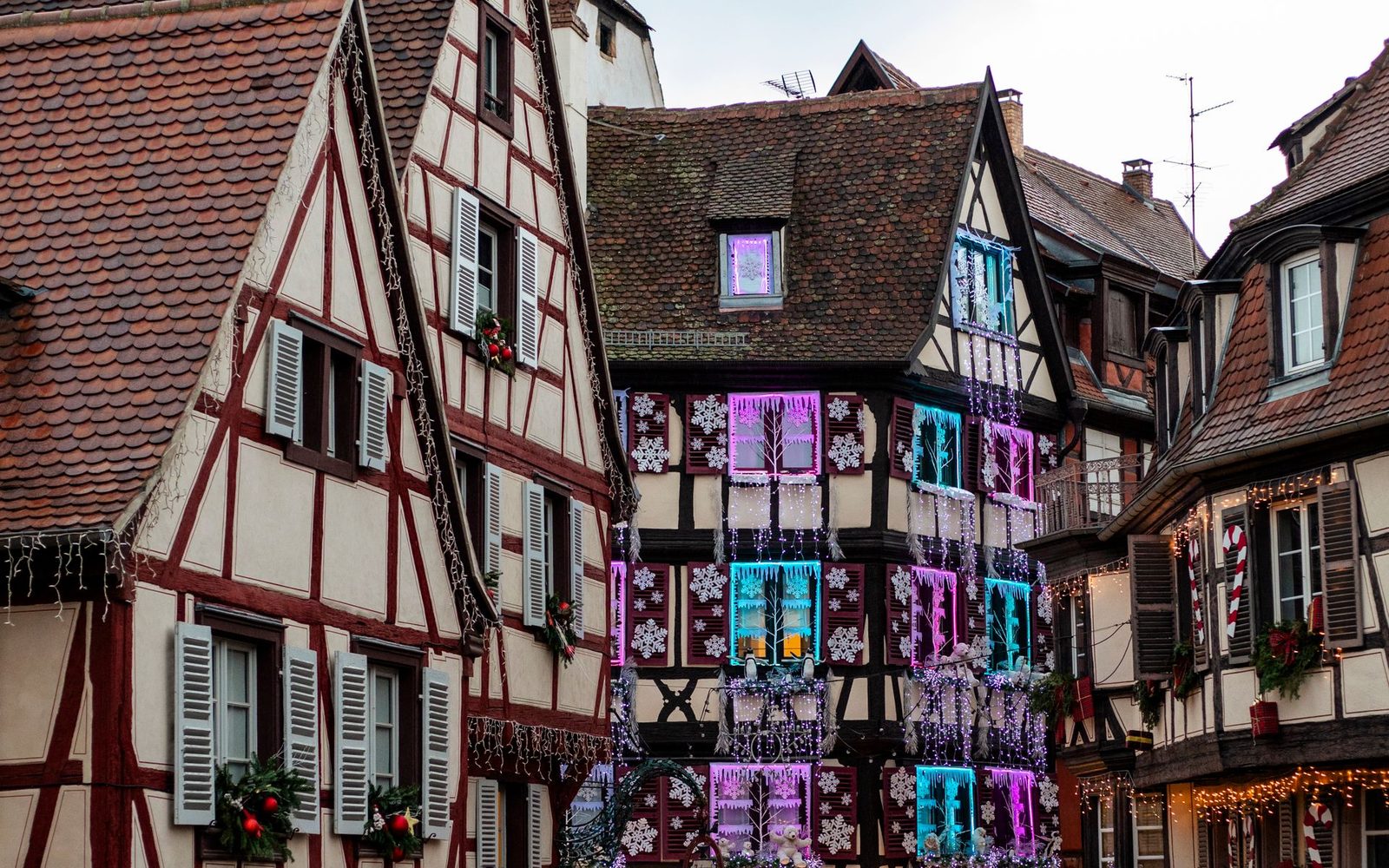 Weihnachtlich geschmückte Fachwerkhäuser in Colmar im Elsass