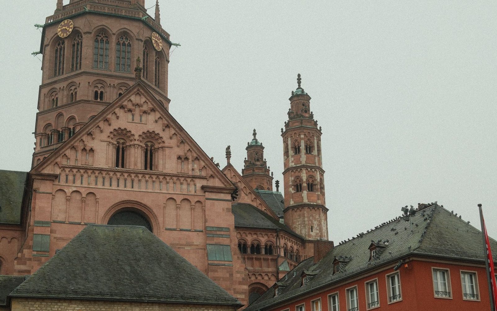 Der Mainzer Dom St. Martin über den Dächern der Altstadt