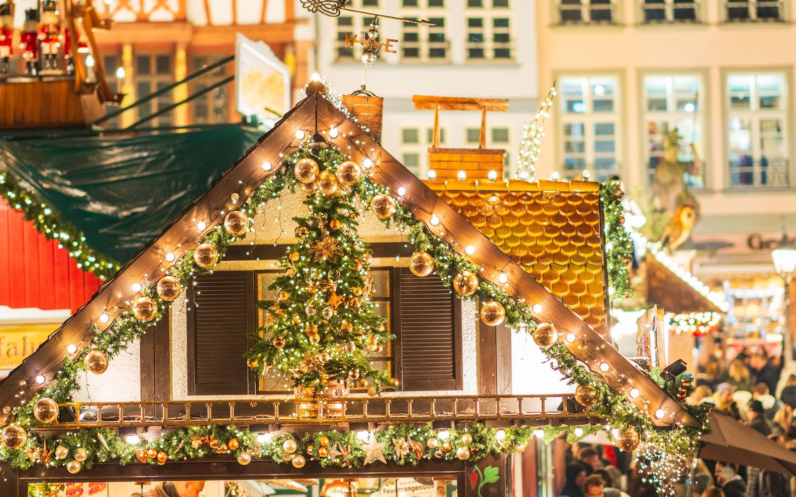 Festlich geschmückte Weihnachtsmarktbude mit Lichterketten