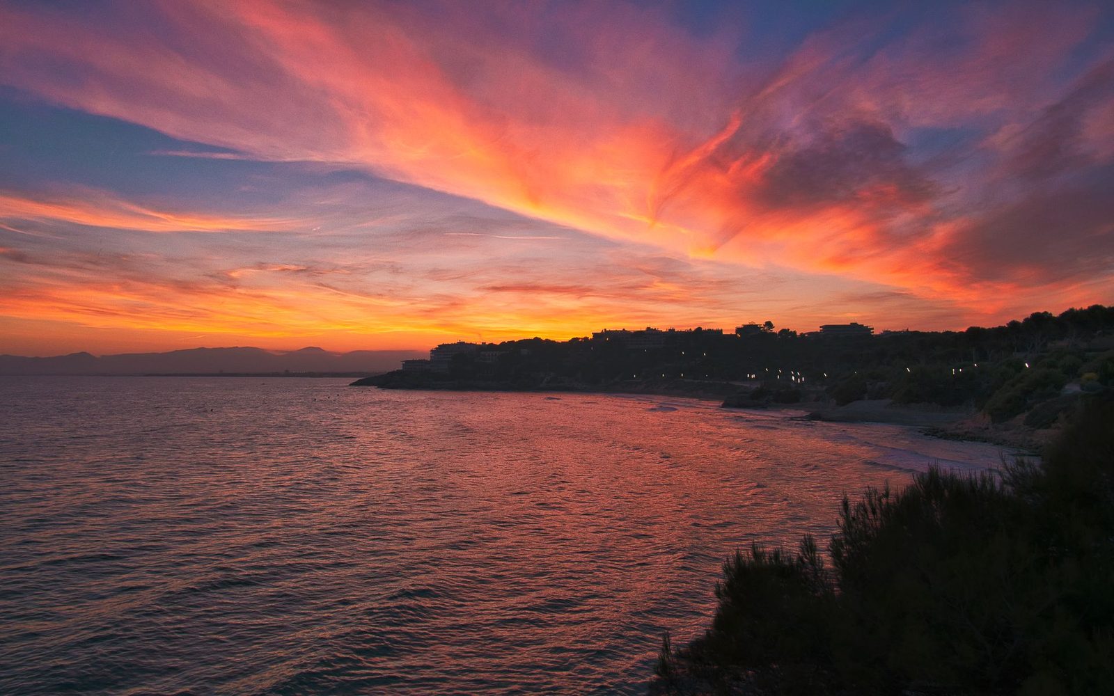 Sonnenuntergang über der Küste von Salou an der Costa Dorada