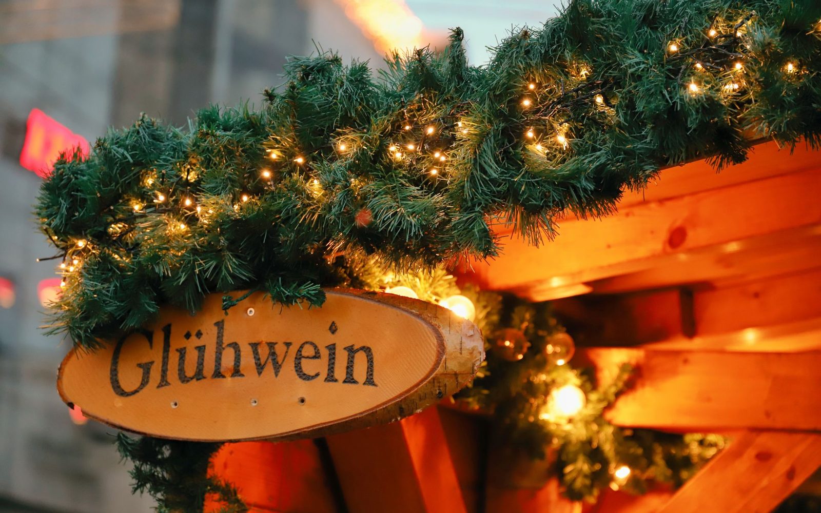 Glühweinstand mit Tannengrün und Lichterschmuck