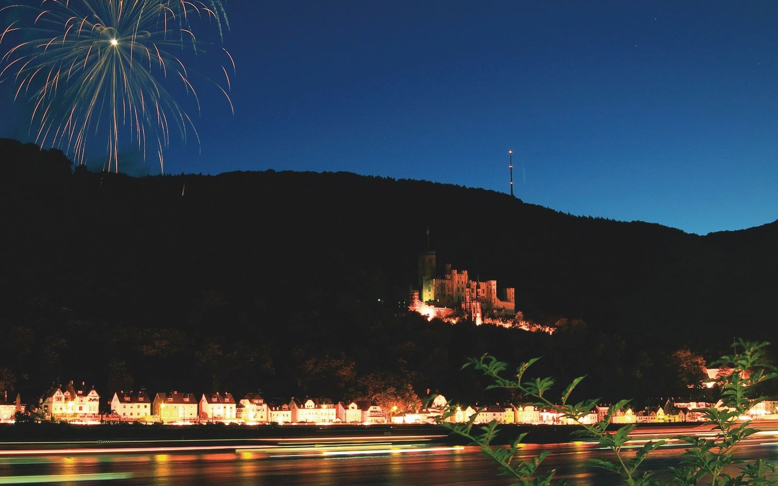 Feuerwerk über Burg Stolzenfels bei Rhein in Flammen